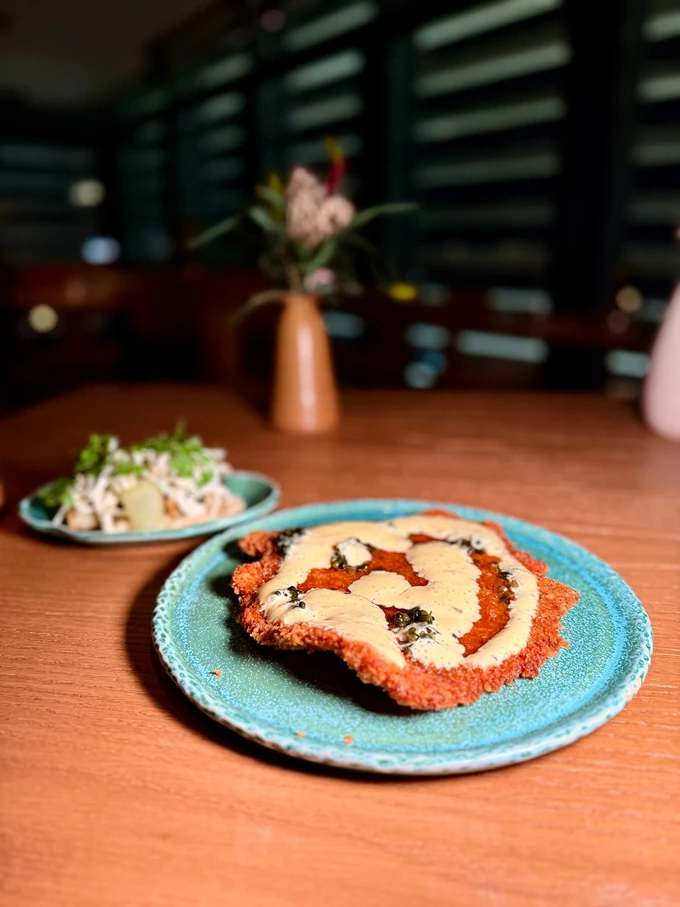 Σνίτσελ στο εστιατόριο Amphibian στη Στέγη