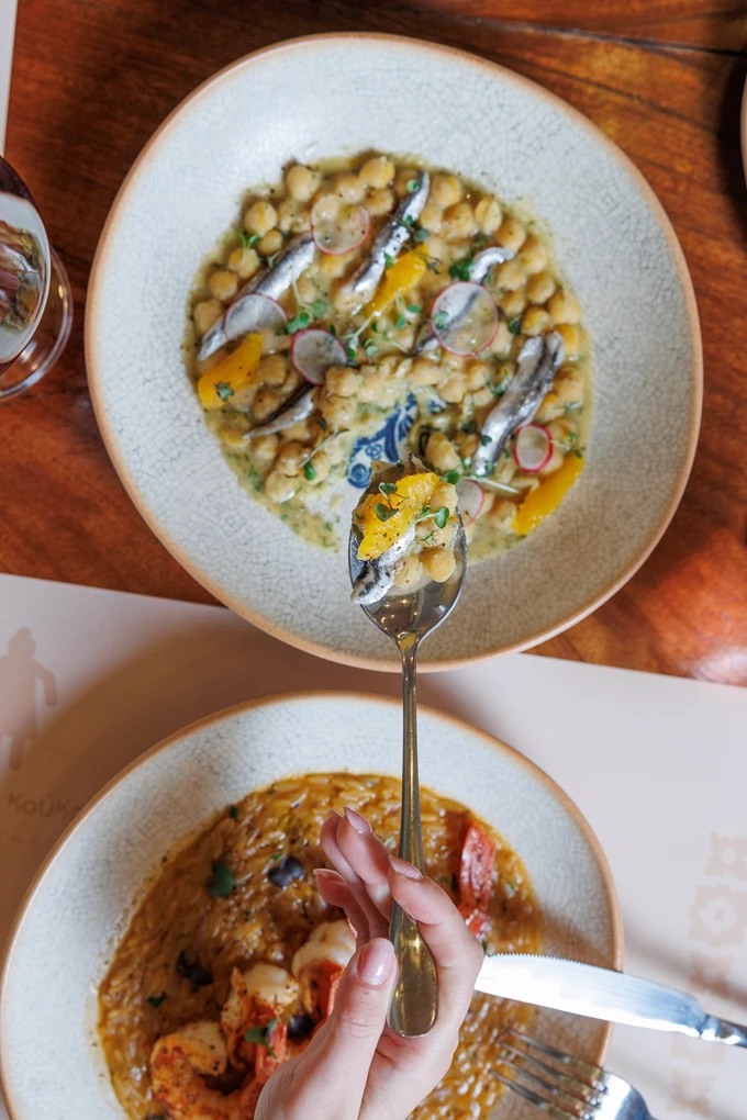 Το εστιατόριο Γιαγιά Κούκου στην πλατεία Αγίας Ειρήνης 6