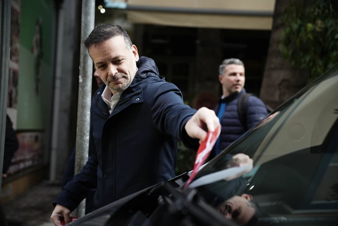 Γιατί οι δρόμοι της Αθήνας γέμισαν ραγισμένες καρδιές 3