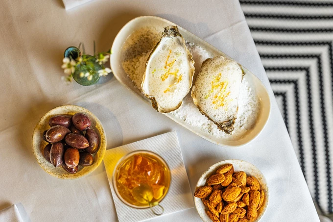 Η βερμουτερία - tapas bar Via Maris στου Ψυρρή 111