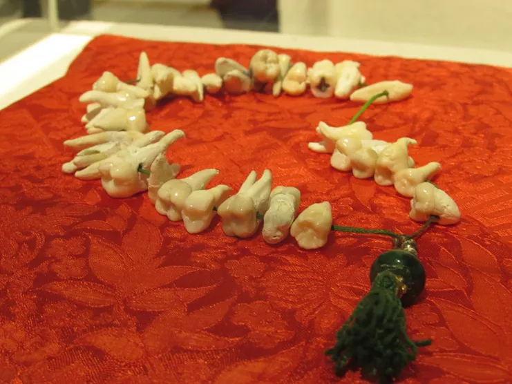 Doris Hakim, &quot;Rosario&quot;, 2016, 33 ανθρώπινα δόντια, 14x14 διάμετρος