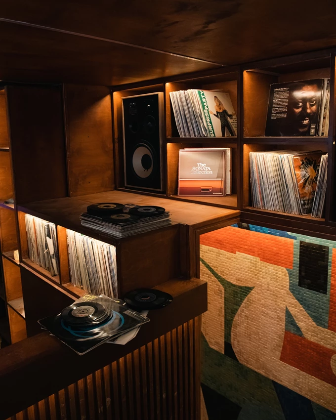 Το μπαρ Ideal στα Εξάρχεια 2