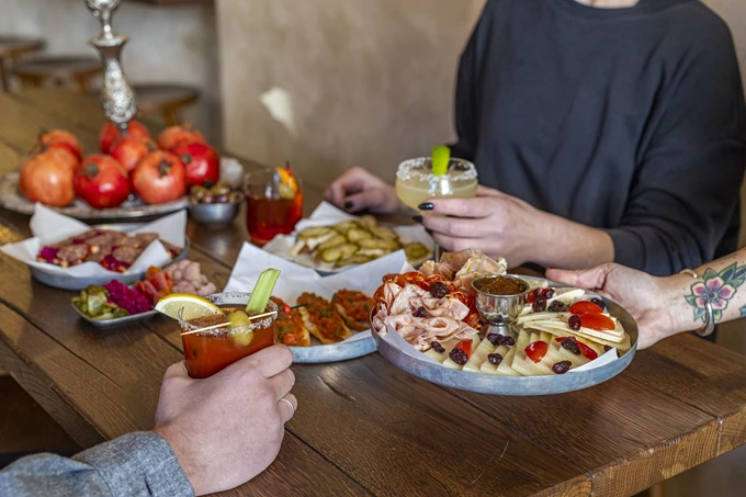 Το μπαρ Δι’ Ευχών στο Μετς 10