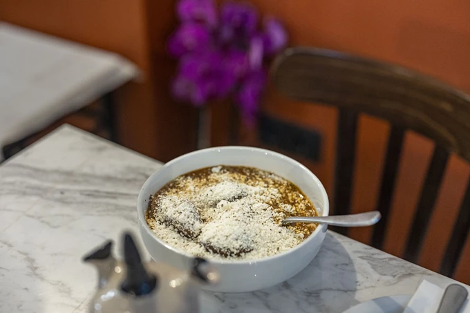 Το εστιατόριο - ελεβέ καφενείο Φλάρος στο Παγκράτι 9