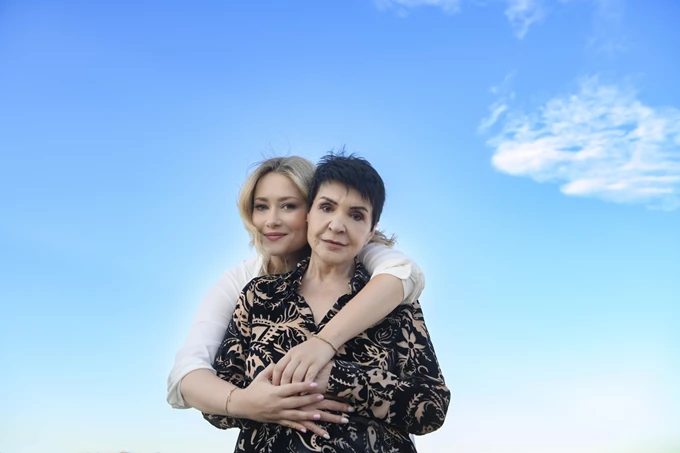 Δύο γυναίκες χορεύουν Διάνα