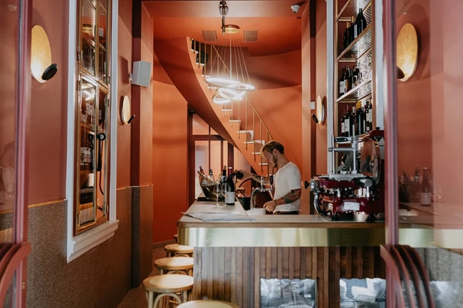 Wine bar Angelo et Manolo στην Μητροπόλεως 2