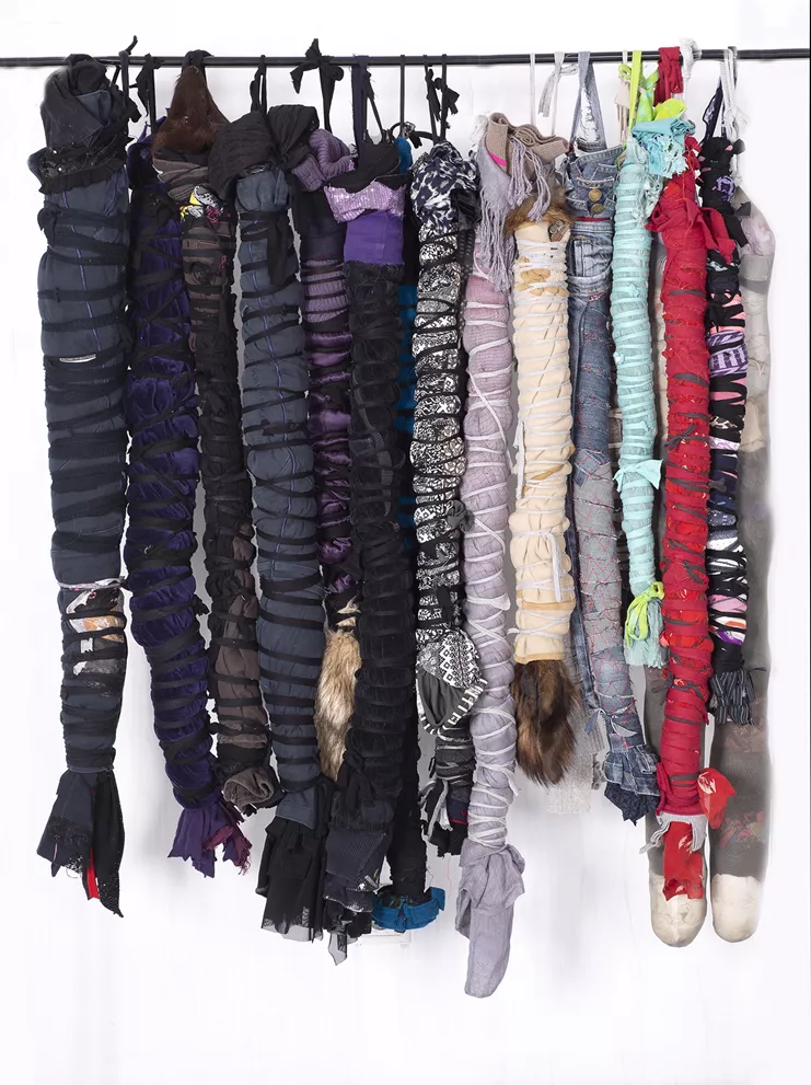 «Άφατα φορτία», εγκατάσταση, διαστάσεις μεταβλητές, κατασκευή με ρούχα της καλλιτέχνιδας, 2017-2023