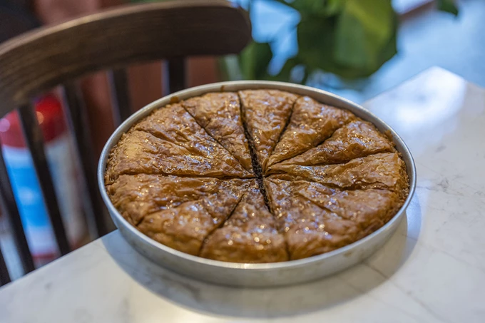 Το εστιατόριο - ελεβέ καφενείο Φλάρος στο Παγκράτι 10