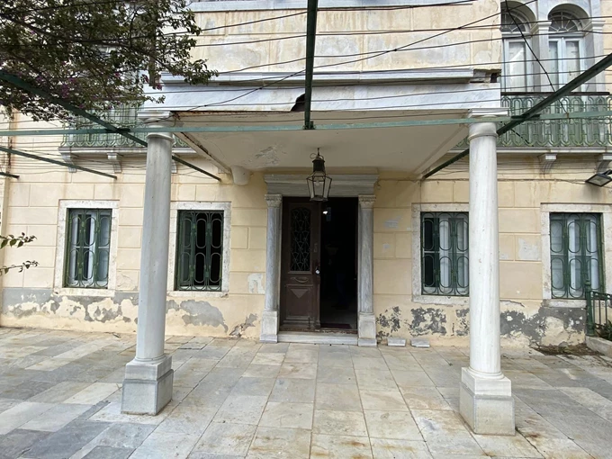 Άποψη της κεντρικής εισόδου του Αρχοντικού