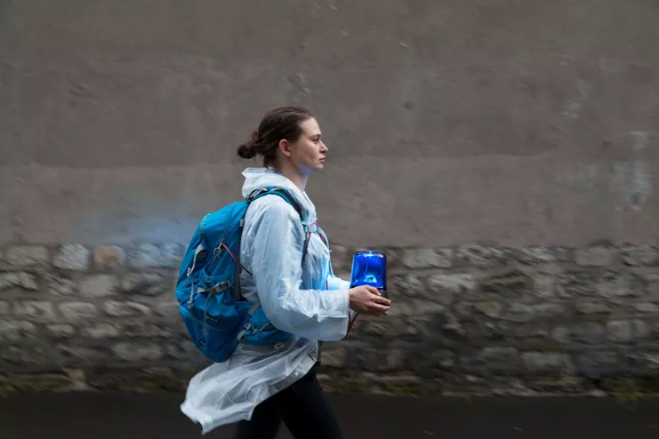 Katya Ev Augenmusik, 2016. Στιγμιότυπο της επιτέλεσης. Ερμηνεύτρια:Camille. Τοποθεσία: Portede Bercy, Παρίσι. Ευγενική παραχώρηση της καλλιτέχνιδας και τουM HKA, Bέλγιο