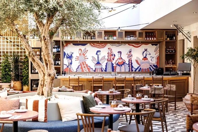 Ταράτσες, κήποι και αυλές στο κέντρο για summer in the city με στιλ