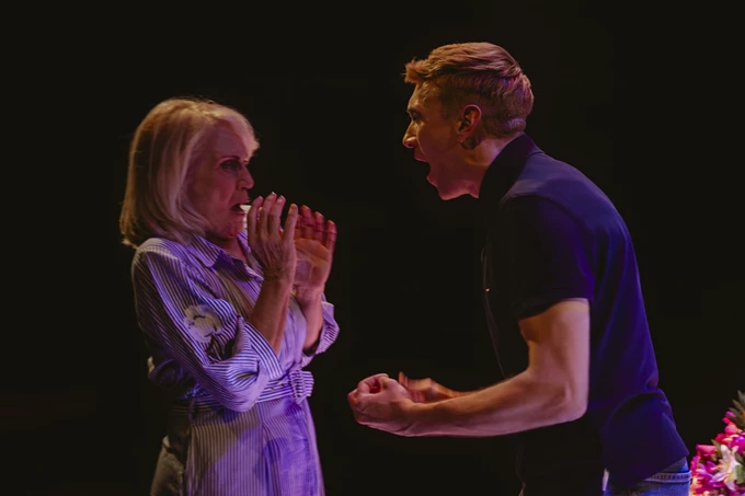 η μονικ δραπετευει