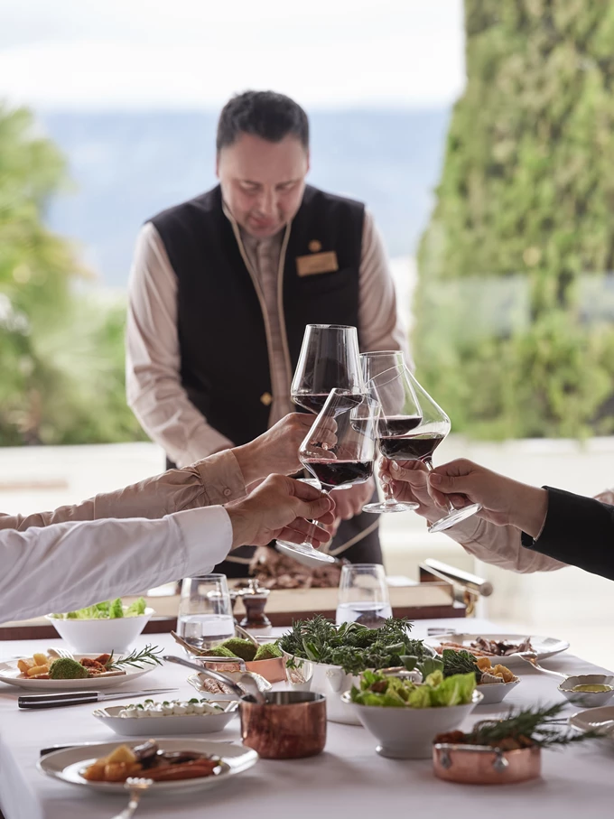 Οι Κυριακές νοστιμίζουν με το Sunday Roast στο GB Roof Garden 2