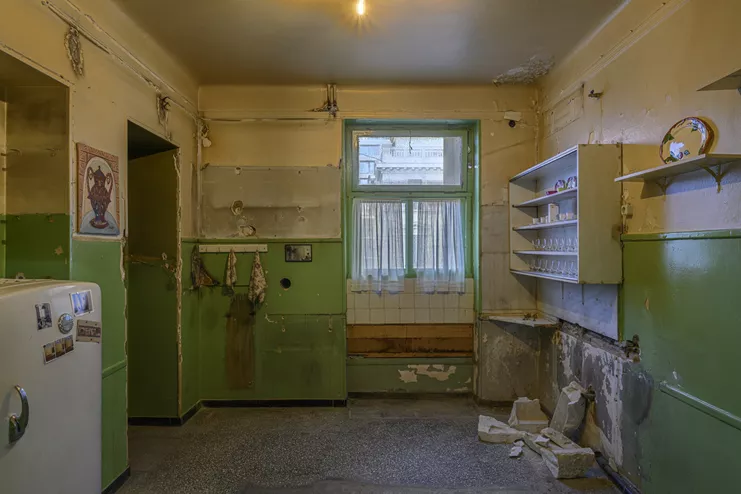 Susan Daboll, &quot;A Journey to  Presence&quot; (2024), εγκατάσταση σε πέντε δωμάτια, ευρεθέντα αντικείμενα, έπιπλα, βιβλία, εκτύπωση σε χαρτί, δύο μονοκάναλα βίντεο με ήχο [Deconstruction (3’), μοντάζ: Αλεξάνδρος Μαυρογιάννης / μουσική: Annaby Gunnar Madsen from Spinning World: 13 Ways of Looking at a Waltzand. A Journey to Presence (1’22’’), μοντάζ: Αλέξανδρος Μαυρογιάννης], διαστάσεις μεταβλητές