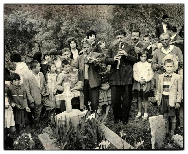 Μοιρολόι στα μνήματα στην Ήπειρο