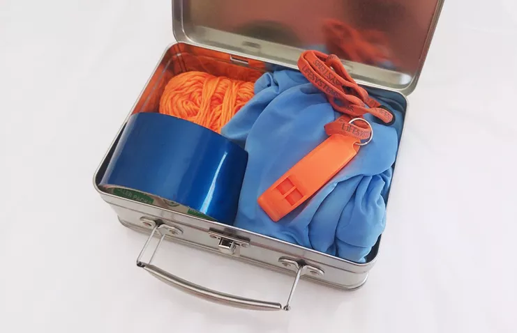 Ελίζα Κρικώνη, «First Aid Kit», 2023. Found object, 16 x 18 εκ. Παραχώρηση της καλλιτέχνιδας