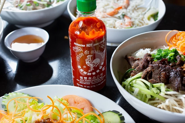 Food Trends 2024_Καυτερή σάλτσα Sriracha