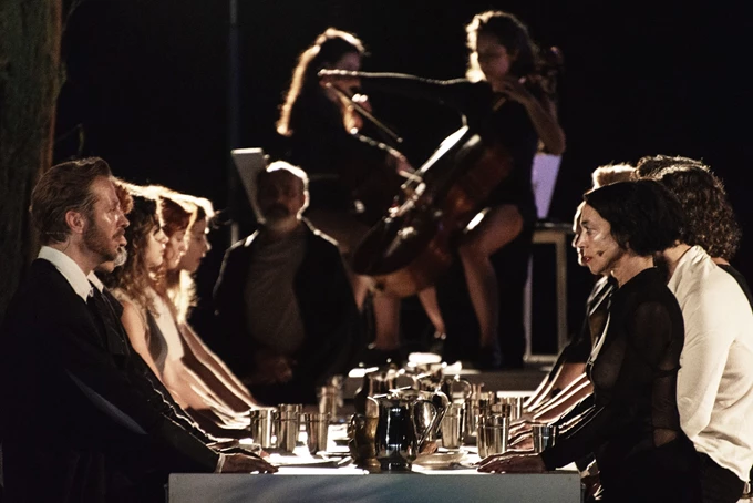 ζ- η-θ, ο Ξένος