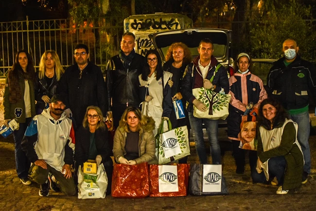 Εργαζόμενοι και Διοίκηση ΣΤΑ.ΣΥ στη διανομή γευμάτων