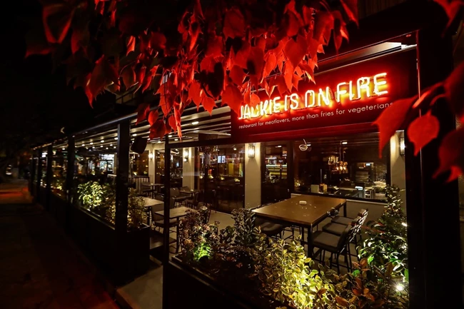 Η εξωτερική πρόσοψη στο εστιατόριο Jackie is on fire στο Χαλάνδρι