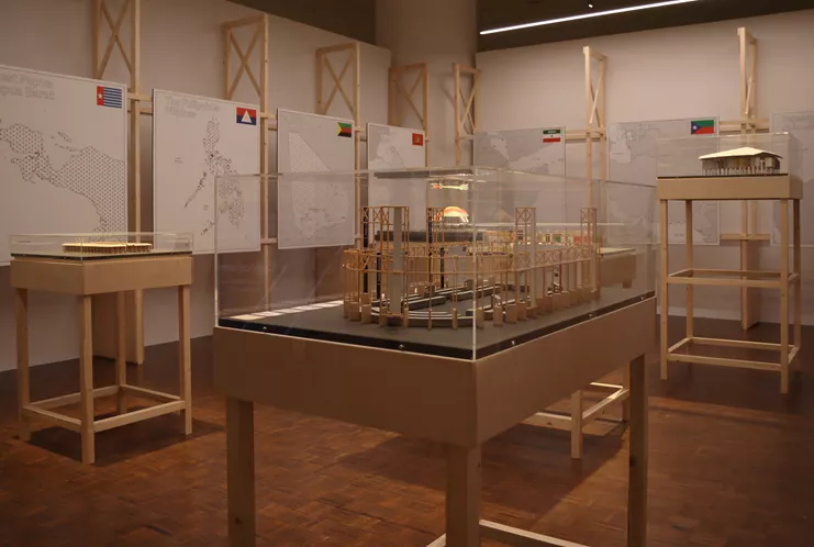 Jonas Staal New World Summit, 2012-ongoing. Μεικτή τεχνική. Άποψη εγκατάστασης (λεπτομέρεια): ΕΜΣΤ. Ευγενική παραχώρηση του Jonas Staal Studio