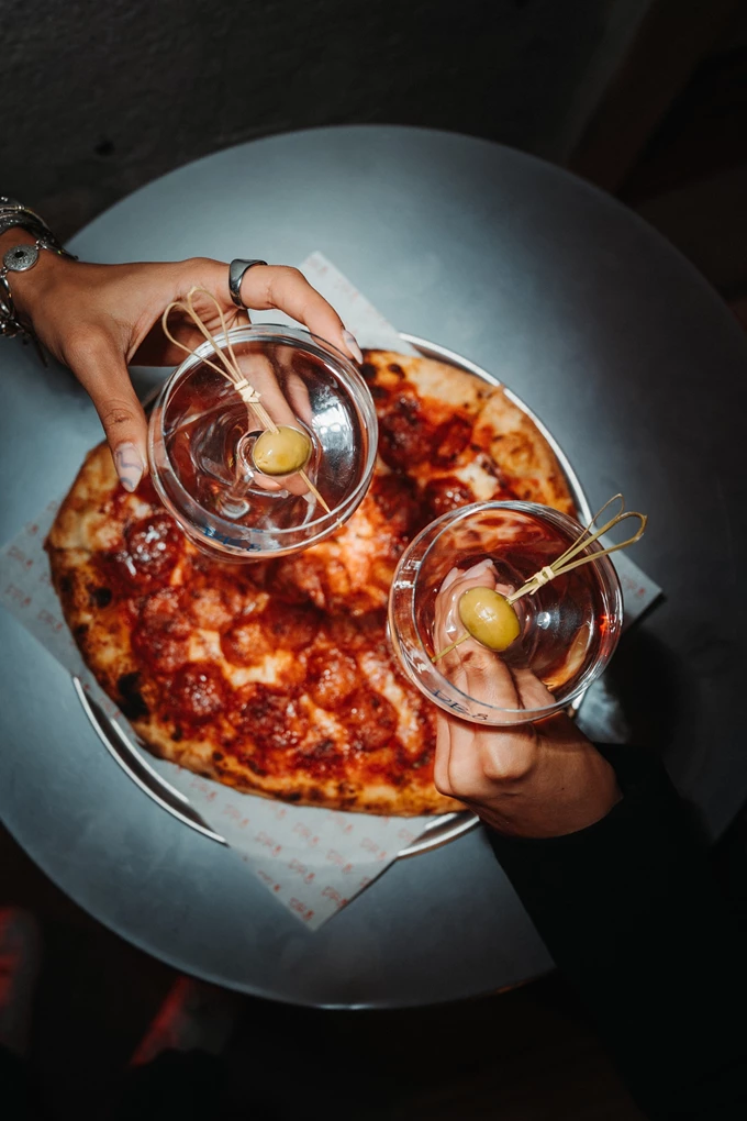 Το pizza bar DR.8 στη Δραγατσανίου 2