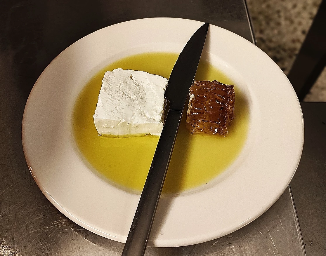 Το πιάτο της εβδομάδας: Κατσικίσιο τυρί με κερήθρα και αγουρέλαιο στο 'Λινού Σουμπάσης και ΣΙΑ'