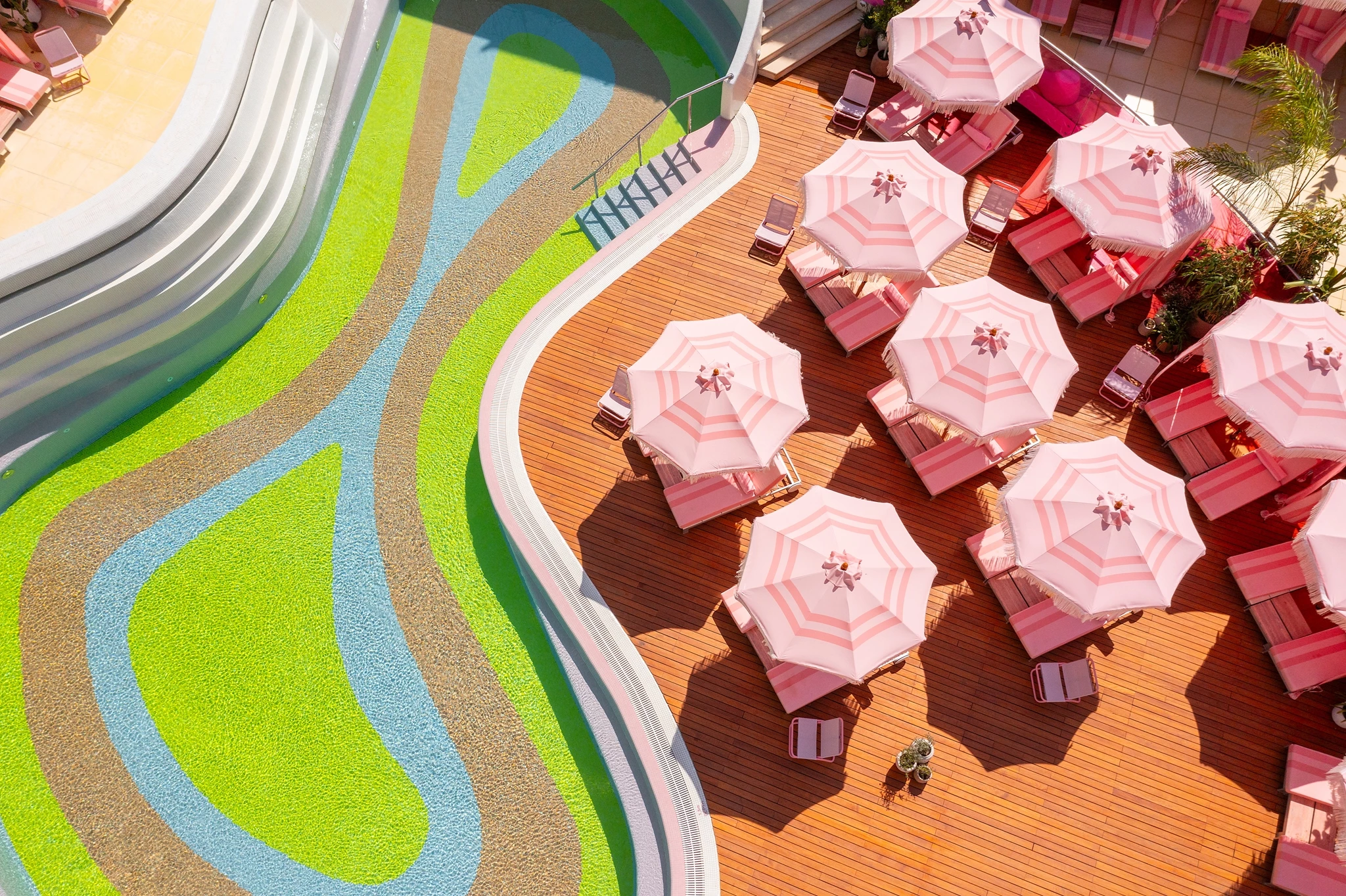 Λένε πως αυτή είναι η πιο στιλάτη πισίνα της Αθήνας