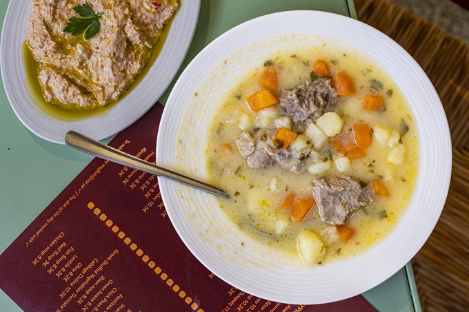 Το νέο μαγειρείο ΑTHeRee στη στοά Τοσίτσα 10