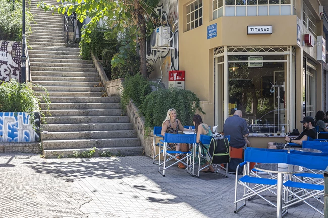 Ο εξωτερικός χώρος στο Καφενείο Τιτάνας στο Νέο Κόσμο