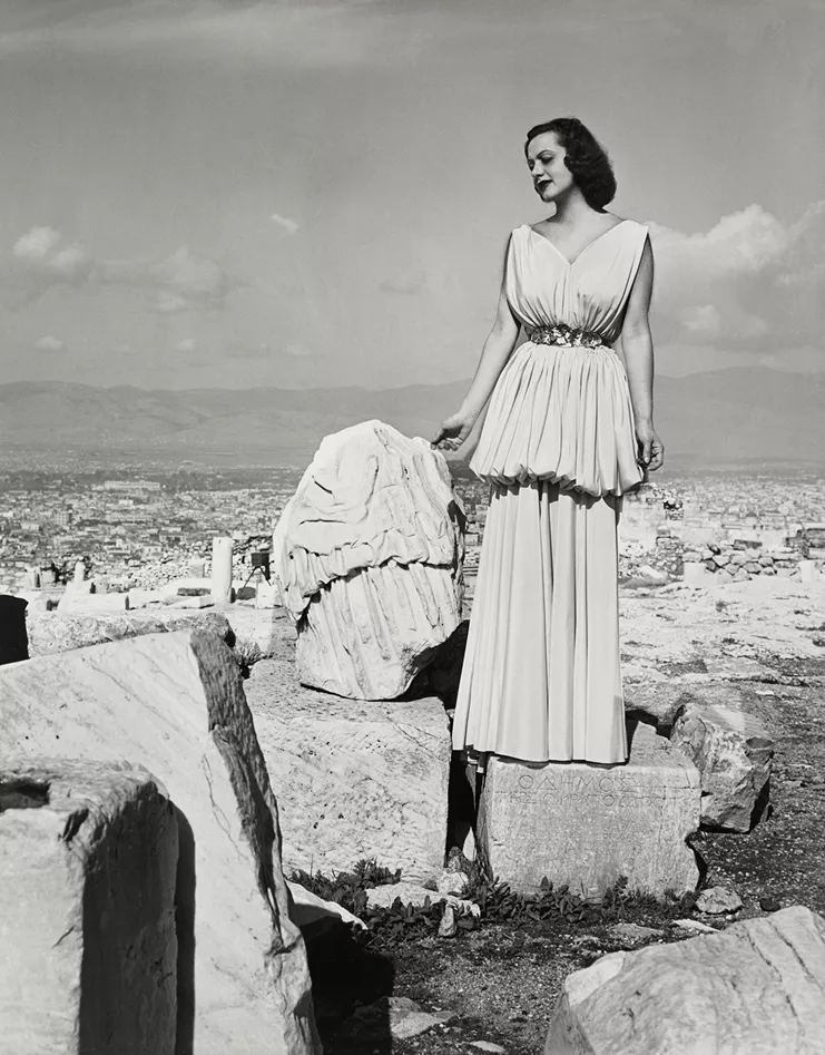 Έλλη Σουγιουλτζόγλου-Σεραΐδάρη (Nelly’s) Βραδυνό ένδυμα &quot;Apteros Nike&quot; του οίκου Τσούχλου, 1938 © Μουσείο Μπενάκη/Φωτογραφικά Αρχεία