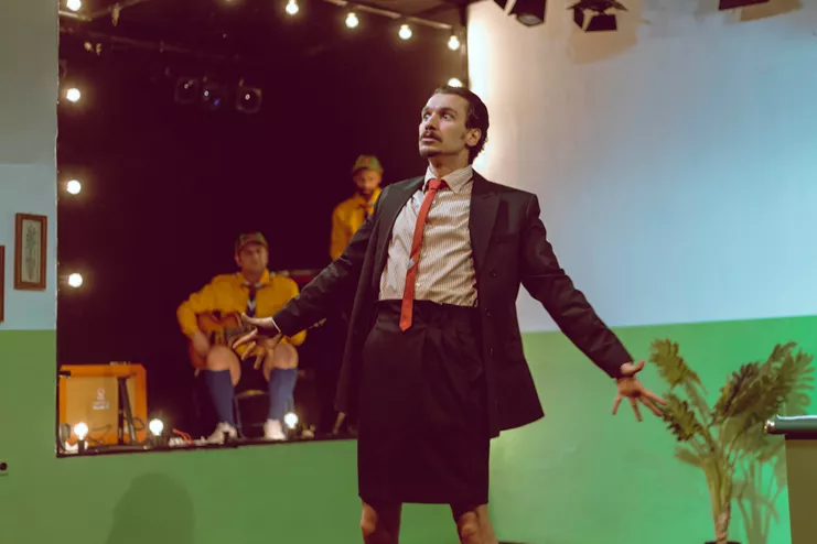 Μπαίνει η δεσποινίς Μαργαρίτα