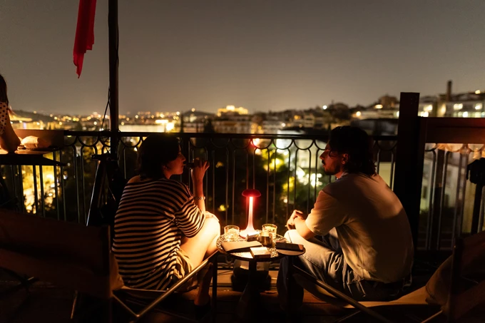 Το rooftop speakeasy μπαρ 1818 στο ξενοδοχείο The Modernist 8