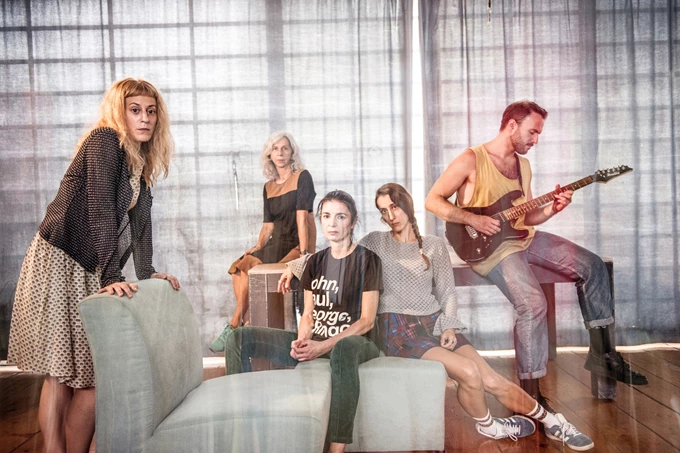 Τα χρόνια Η ζωή μιας γυναίκας, ο καθρέφτης της Ιστορίας