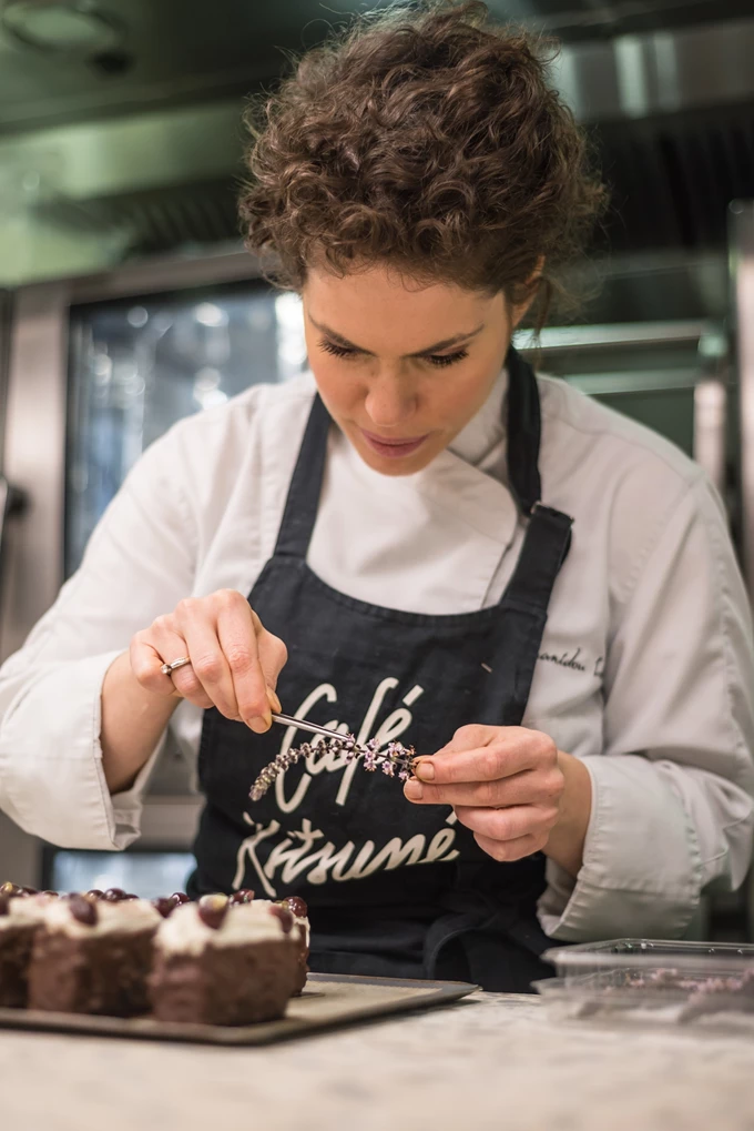 Λίζα Κερμανίδου η consultant chef του No Crumbs στο Παγκράτι