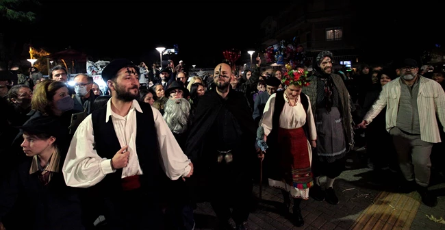Αποκριάτικο ξεφάντωμα στην Κεντρική Πλατεία με τους πολιτιστικούς και μουσικοχορευτικούς συλλόγους του Χαλανδρίου
