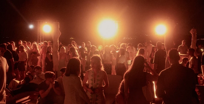 Στο Avra Great Sunday Pool Club για το τελευταίο μεγάλο sunset gathering της σεζόν
