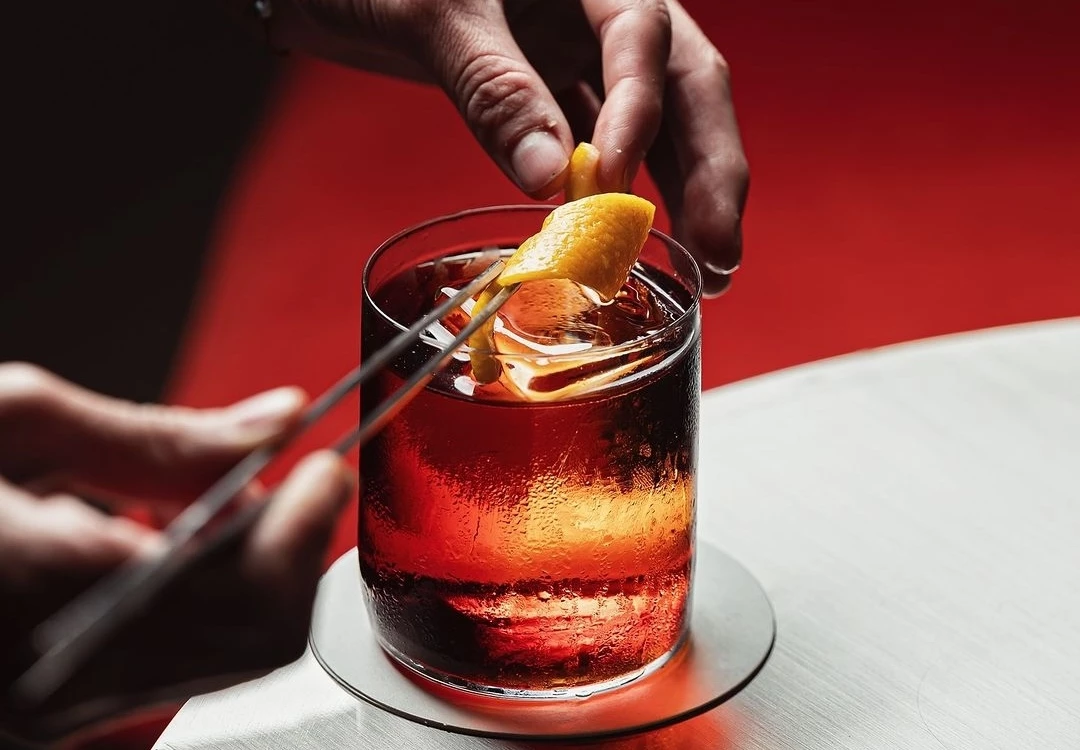 Όλοι πίνουν Negroni. Αλλά γιατί;