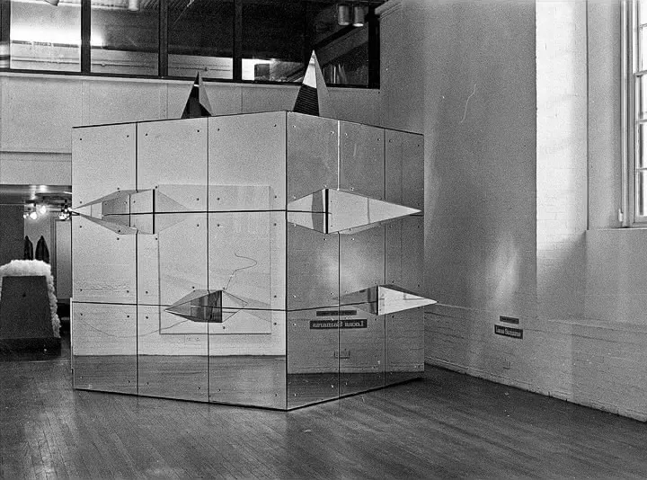 Έργο του Λουκά Σαμαρά στην έκθεση &quot;Eight Artists, Eight Attitudes, Eight Greeks (Οκτώ καλλιτέχνες, οκτώ αντιλήψεις, οκτώ Έλληνες)&quot; στο ICA, Λονδίνο