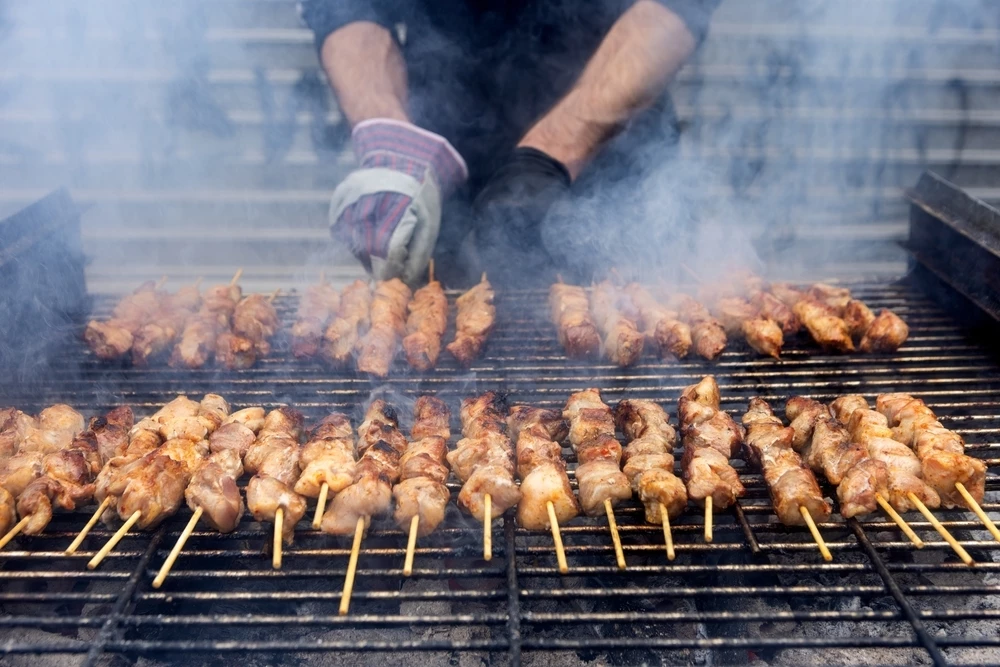 Τσικνοπέμπτη σε Αθήνα και Πειραιά με δωρεάν φαγητό, μουσική και χορό
