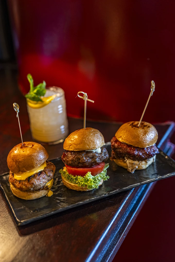 Η παμπ Peanuts του Χρήστου Ευκρατίδη και του Κώστα Τσίτσα στην Άνοιξη 16