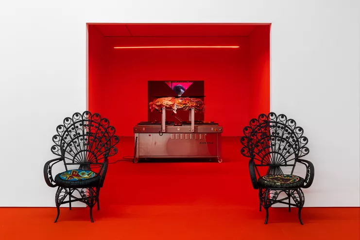 Άποψη εγκατάστασης: Δανάη Ανεσιάδου, &quot;D-Possessions&quot; στο ΕΜΣΤ | Εθνικό Μουσείο Σύγχρονης Τέχνης, Αθήνα