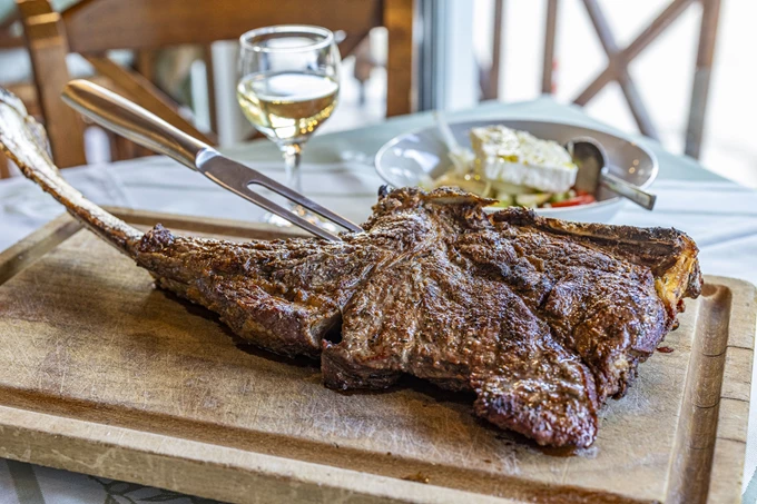 To Τρίγωνο, Καλύβια, αφιέρωμα κρέας