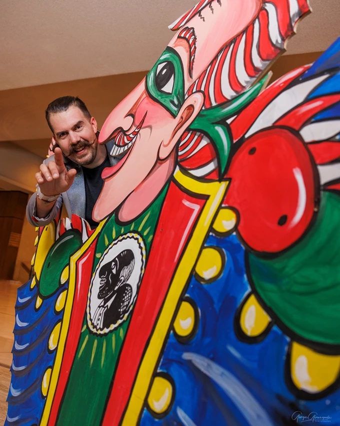 Ηλίας Καρελλάς με τον ήρωά του τον Καραγκιόζη Καρα-Cartoon