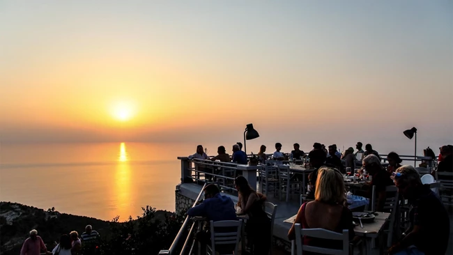 Ηλιοβασίλεμα στο εστιατόριο Ράχη στη Λευκάδα
