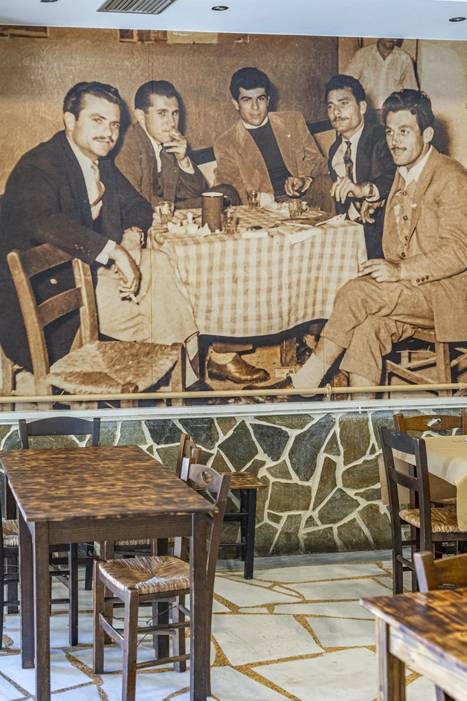 Το ουζερί Λέσβιον στο Γαλάτσι 4