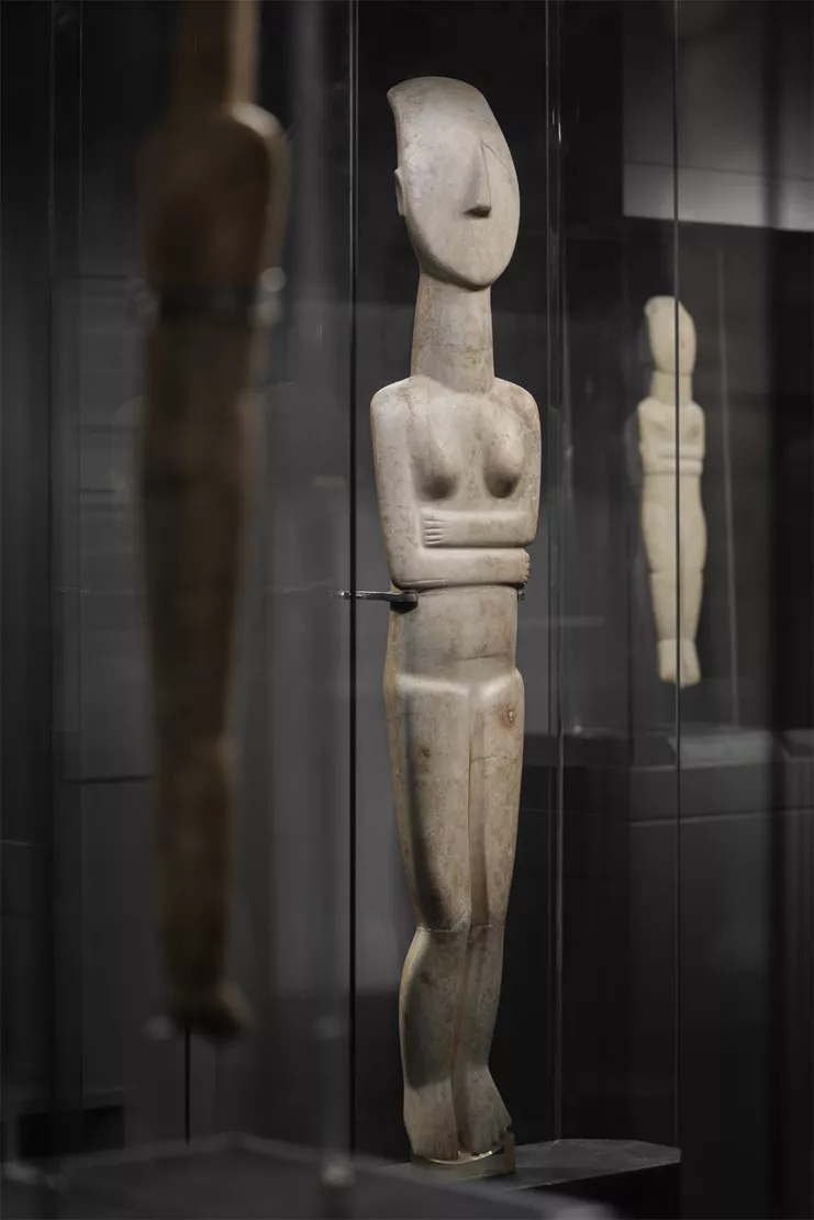 Μαρμάρινο άγαλμα γυναικείας μορφής, 2700 – 2400/2300 π.Χ.  Μουσείο Κυκλαδικής Τέχνης, ΝΓ0724