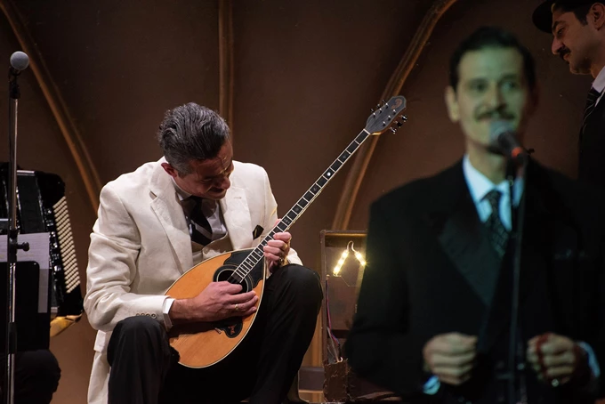 MANOLIS / καρδιά σε τέσσερις χορδές