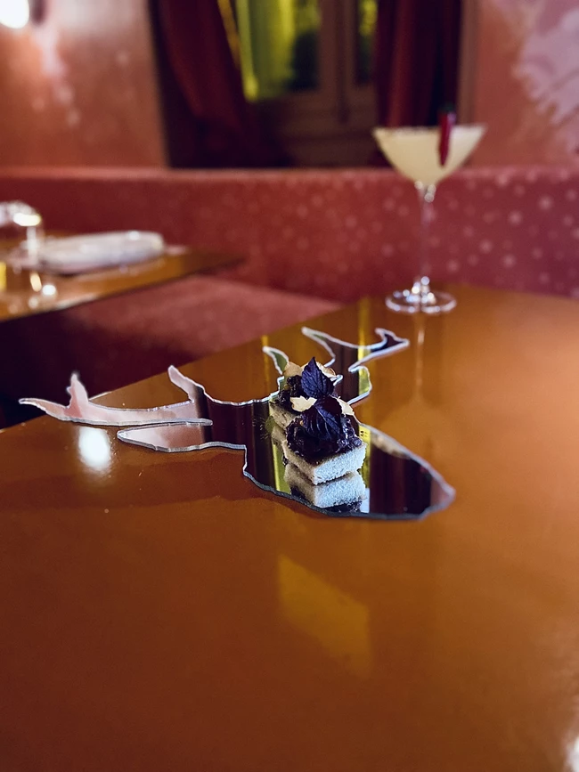 Το amuse ταρτάρ ελαφιού στο εστιαστόριο Dear Manouka στο Παγκράτι