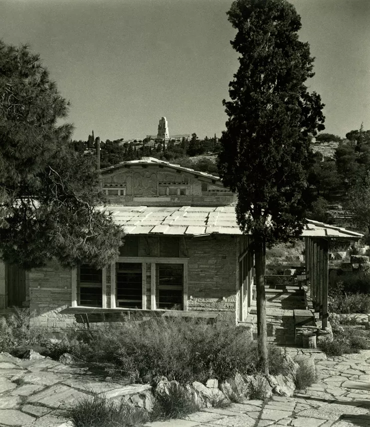 Δημήτρης Πικιώνης, Αγ. Δημήτριος Λουμπαρδιάρης, 1954 – 1957, Άποψη του ναού με το μνημείο του Φιλοπάππου στο βάθος